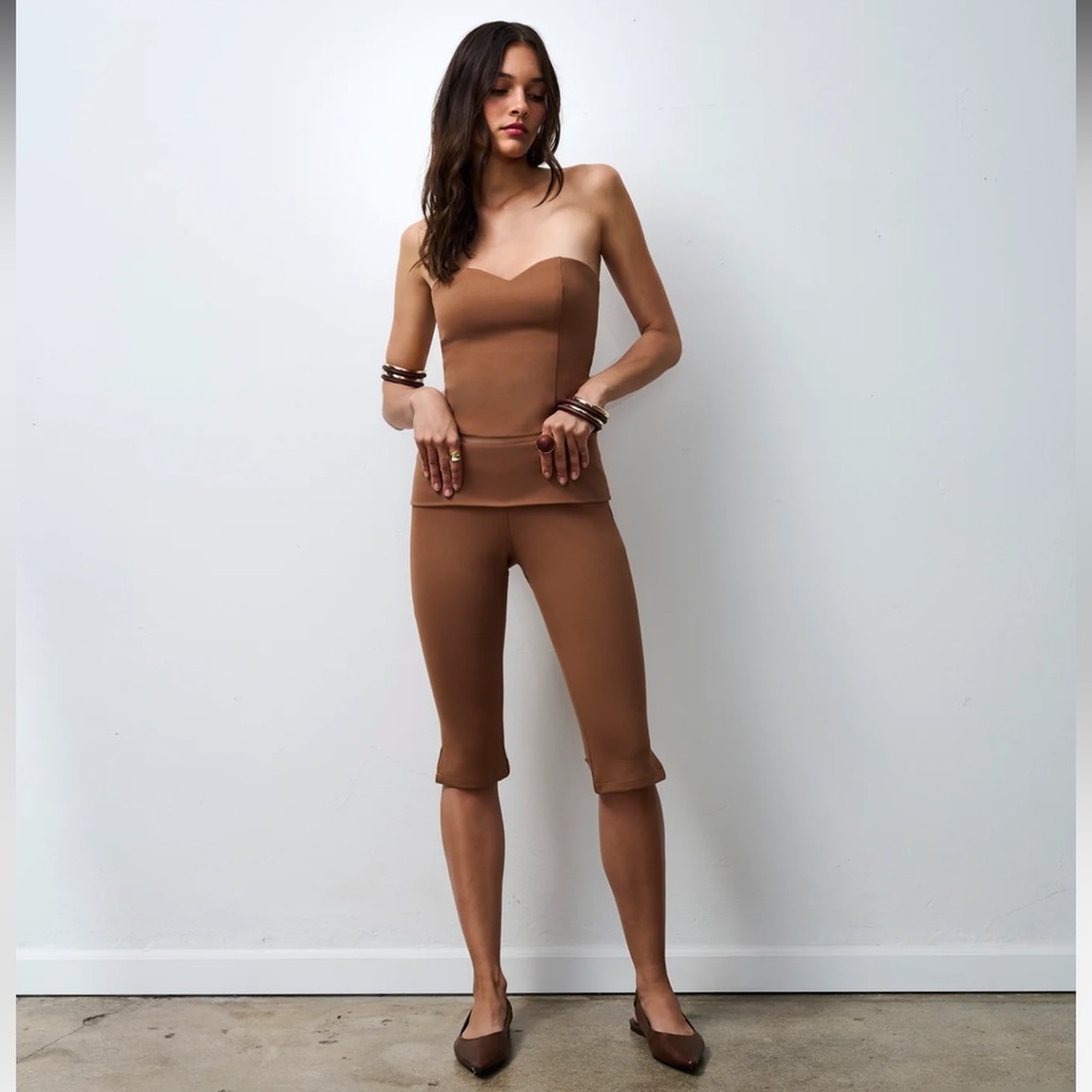 SELVI
LEX CAPRI PANTS - CAMEL Bottoms